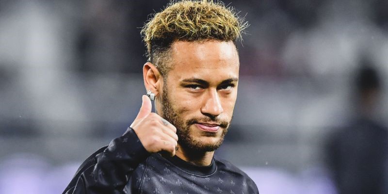 Neymar sở hữu gương mặt điển trai cùng khả năng đi bóng ấn tượng